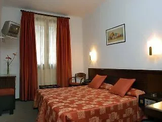 מלון Pyrenees 3*